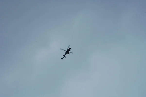 Helicóptero Voando Perto Terra — Fotografia de Stock