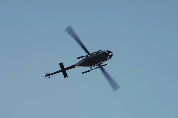 Helikopter Som Flyger Nära Jorden — Stockfoto