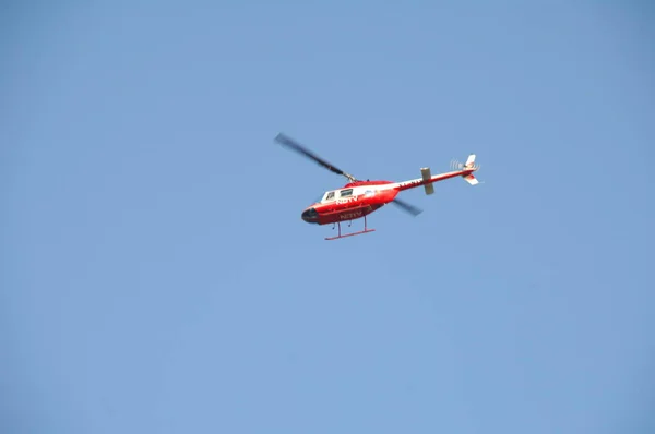 Helicóptero Volando Cerca Tierra — Foto de Stock