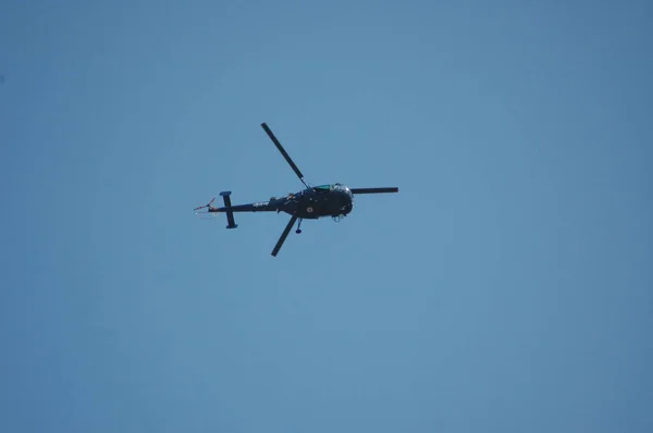 Helicóptero Volando Cerca Tierra —  Fotos de Stock