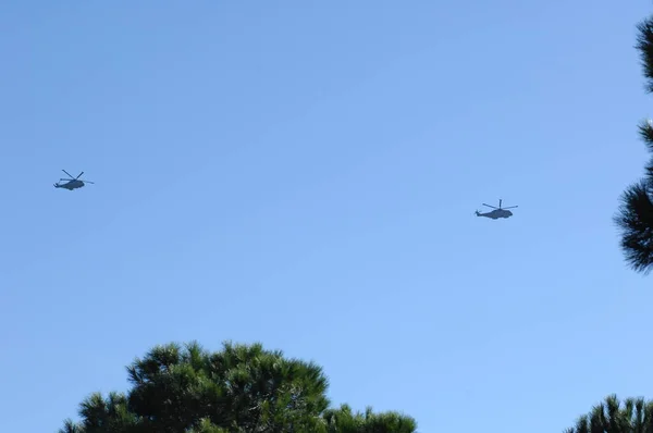 Helicóptero Volando Cerca Tierra —  Fotos de Stock