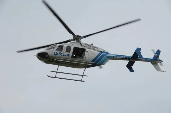 Hubschrauber Fliegt Nah Der Erde — Stockfoto