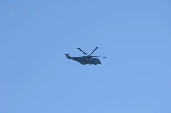 Helicóptero Voando Perto Terra — Fotografia de Stock