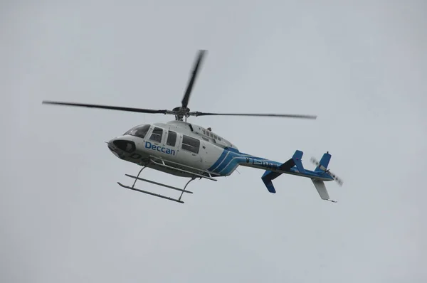 Helicóptero Voando Perto Terra — Fotografia de Stock