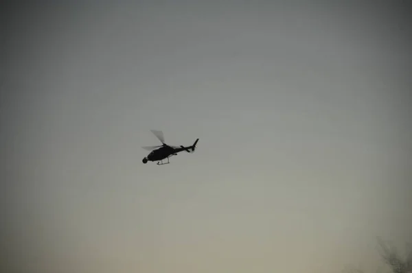 Helicóptero Voando Perto Terra — Fotografia de Stock