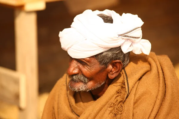 Oude Man in woestijn — Stockfoto