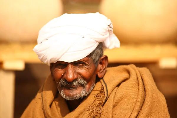 Oude Man in woestijn — Stockfoto