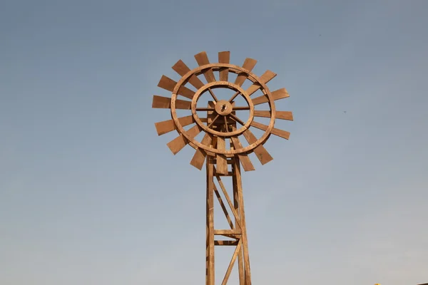 Деревянная мельница в пустыне — стоковое фото