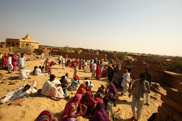 Personas que trabajan en el desierto . —  Fotos de Stock