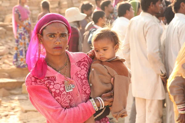 Женщина с ребенком в пустыне — стоковое фото