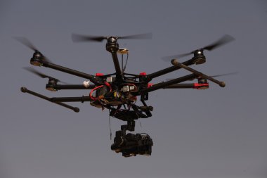 Üzerinde mavi gökyüzü hava uçak