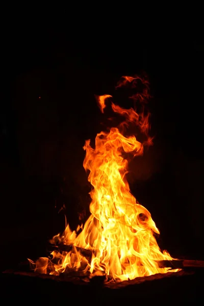 Flamme de feu isolée sur fond noir — Photo