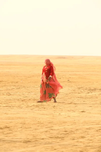 Arme vrouw in woestijn — Stockfoto