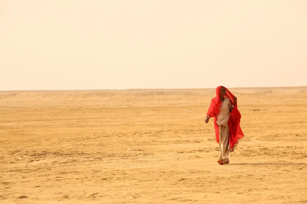 Arme vrouw in woestijn — Stockfoto
