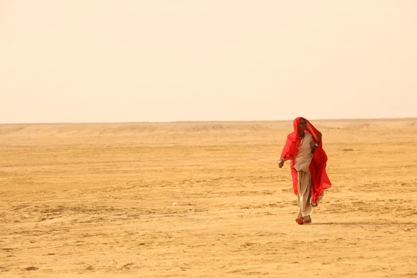 Povera donna nel deserto — Foto Stock