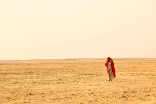 可怜的女人，在沙漠中 — 图库照片