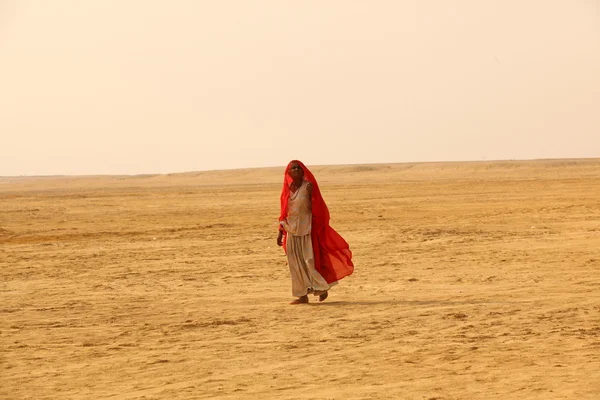 사막에서 불 쌍 한 여자 — 스톡 사진