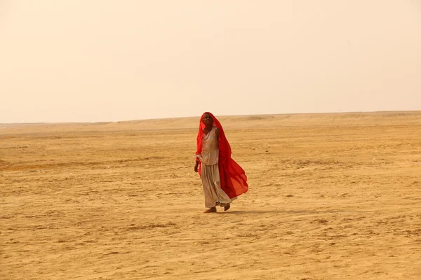 Pobre mulher no deserto — Fotografia de Stock