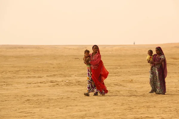 Poor People in Desert — Stock Photo, Image