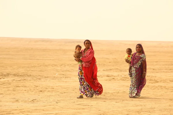 Pobres en el desierto —  Fotos de Stock