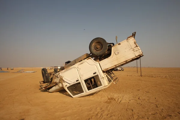 Accidente de coche en el desierto —  Fotos de Stock