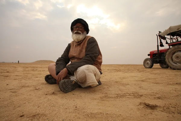 Povero uomo nel deserto — Foto Stock