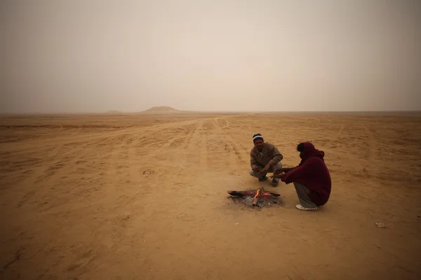 Arme mensen in woestijn — Stockfoto