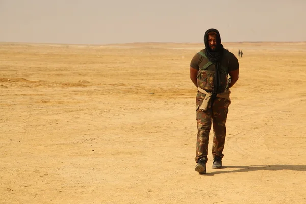 Uomo in uniforme nel deserto — Foto Stock