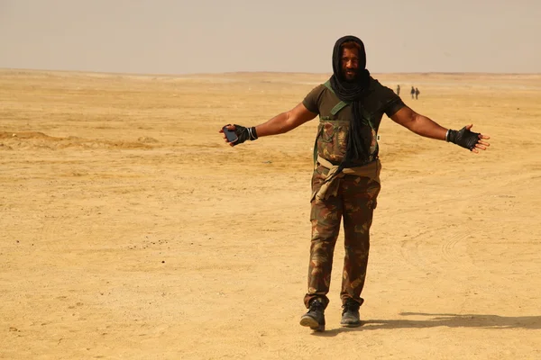 Homem de uniforme no deserto — Fotografia de Stock