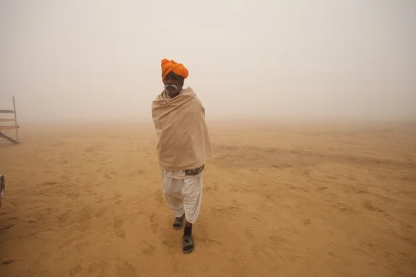 Pobre hombre en el desierto —  Fotos de Stock