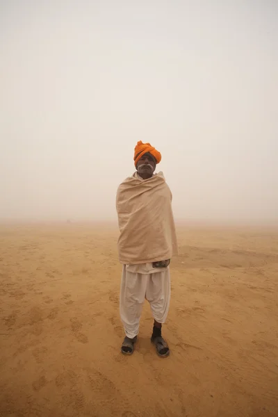 Povero uomo nel deserto — Foto Stock