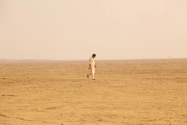 可怜的人，在沙漠中 — 图库照片