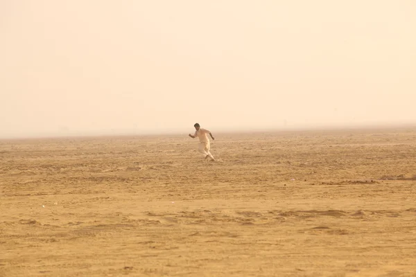 Бідна людина в пустелі — стокове фото