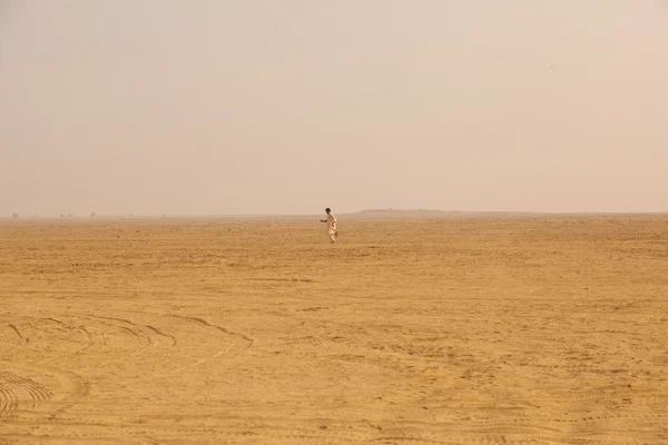 Hombre en el desierto — Foto de Stock