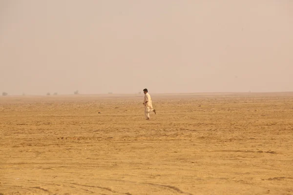 Άντρας στην έρημο — Φωτογραφία Αρχείου