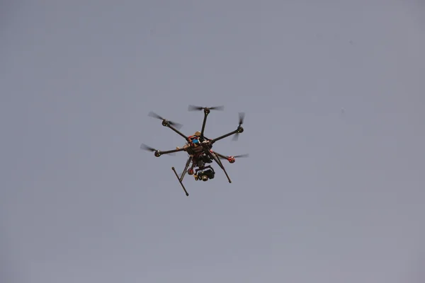 Drone aéreo no céu azul — Fotografia de Stock