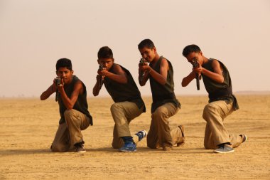 Çölde silahlı adamlar