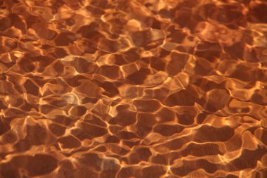 Su dalgaları gün ışığında