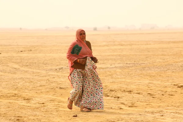 De arme wooman dorp in woestijn — Stockfoto