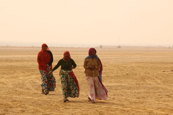 Gente pobre del pueblo en el desierto —  Fotos de Stock