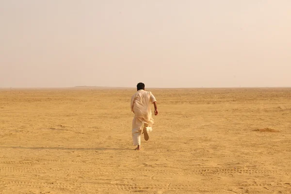 Mann läuft in Wüste — Stockfoto