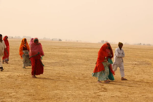 Chudí lidé vesnice v poušti — Stock fotografie