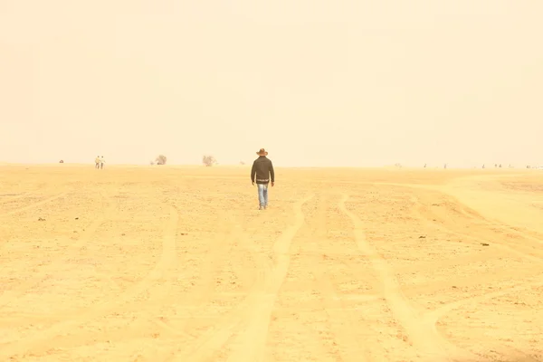 Hombre va en el desierto —  Fotos de Stock