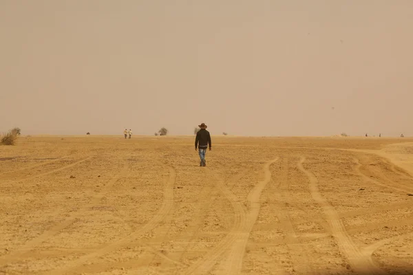 Мужчина собирается в пустыню — стоковое фото