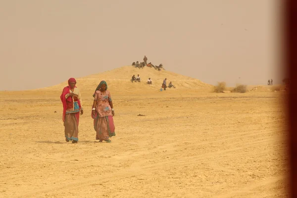 Gente pobre del pueblo en el desierto —  Fotos de Stock