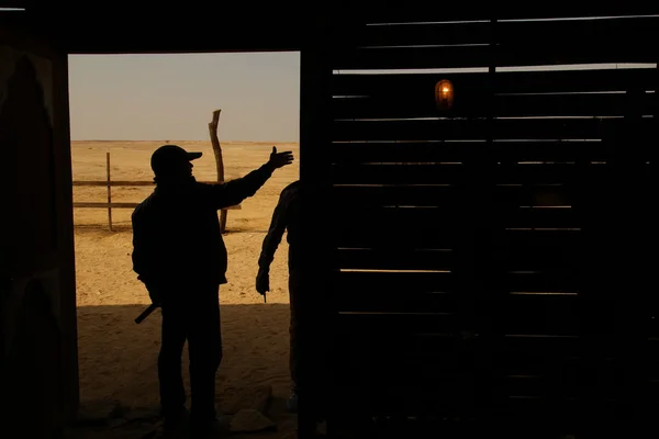 Silhouette dell'uomo nel deserto — Foto Stock