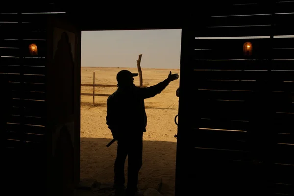 Silhouette dell'uomo nel deserto — Foto Stock