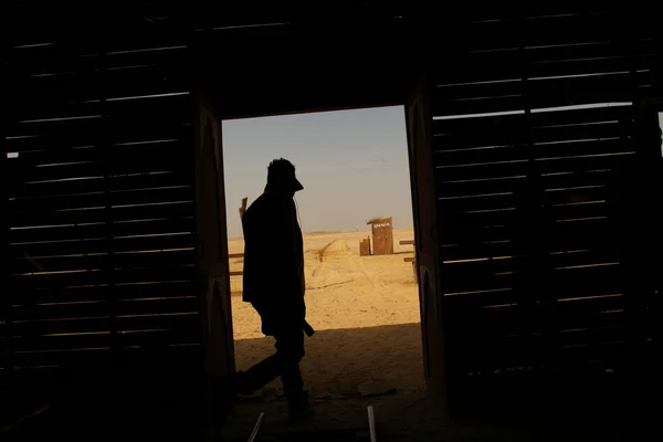 Silhouette de l'homme dans le désert — Photo