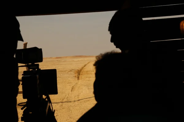 人在沙漠中的剪影 — 图库照片