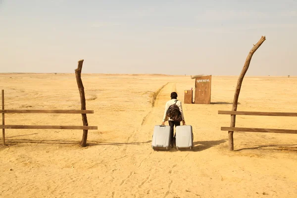 Hombre en Dsert —  Fotos de Stock